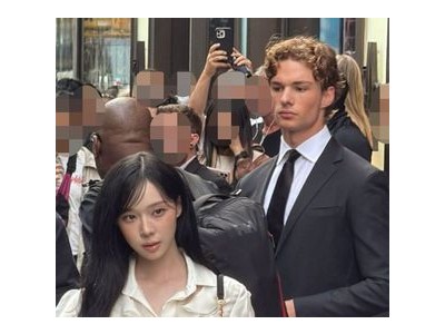 에스파 윈터 뉴욕 행사에서 잘생긴 보호자 눈길 끌어